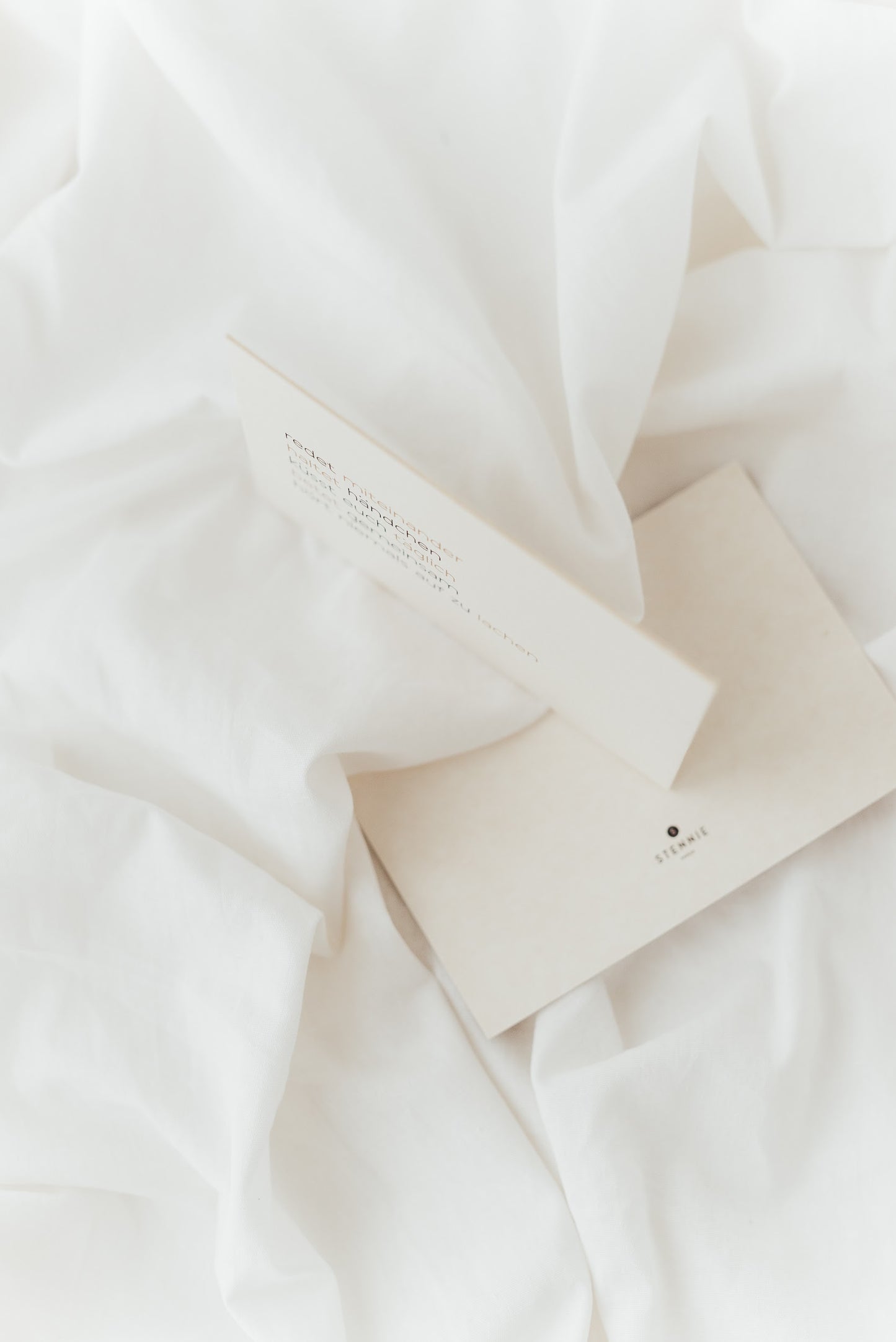 Hört niemals auf zu lachen - Postkarte A6 auf Schilfpapier