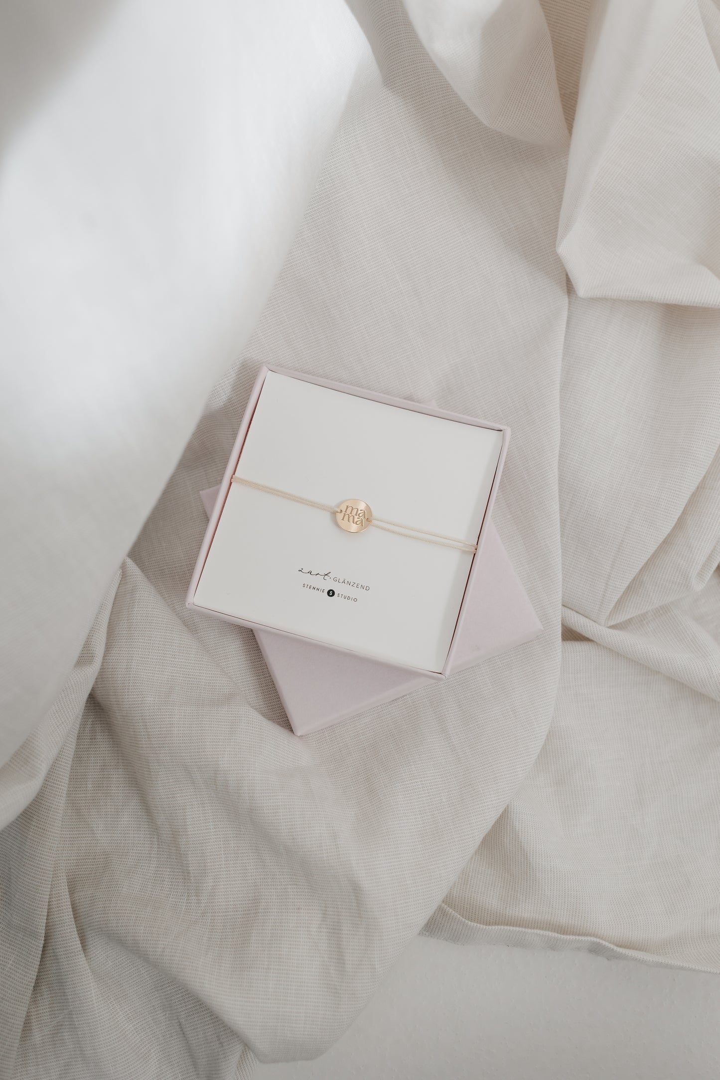 Mama – zartes Armband in Geschenkbox - Zwei Farben