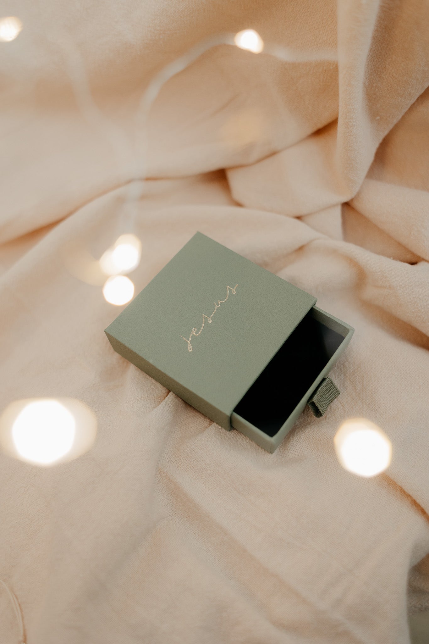 Zartes Jesus Armband - gold