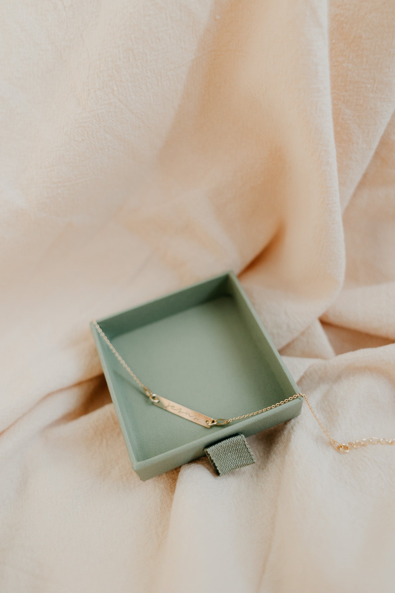 Zartes Jesus Armband - gold