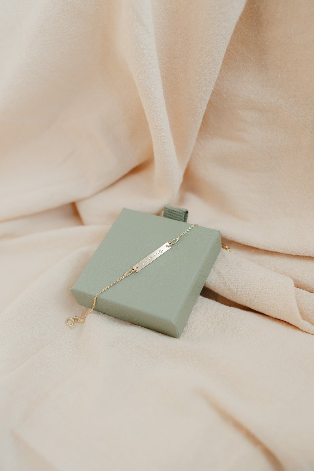 Zartes Jesus Armband - gold