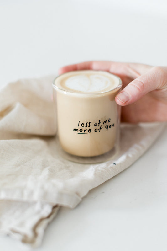less of me more of you - Doppelwändiger Becher